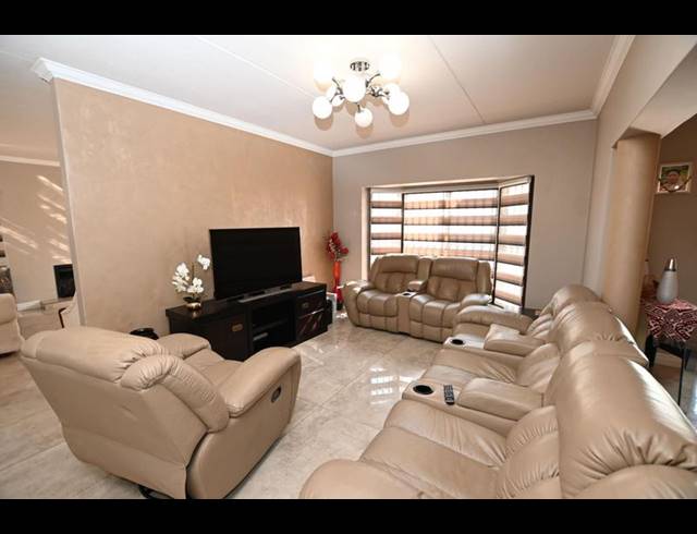 4 BEDROOM HOUSE FOR SALE IN LONEHILL